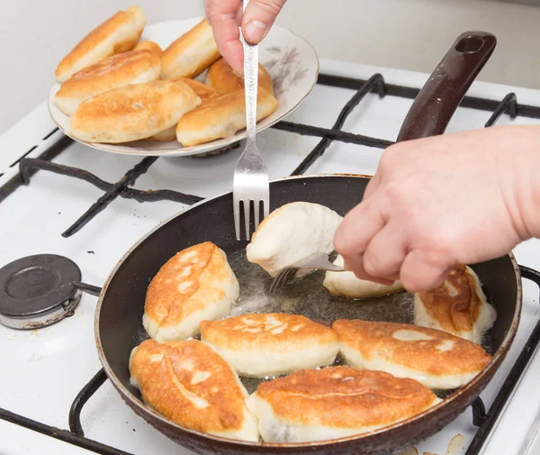 Galettes de nourriture dans une poêle — Photo