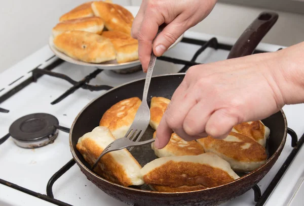 Galettes de nourriture dans une poêle — Photo