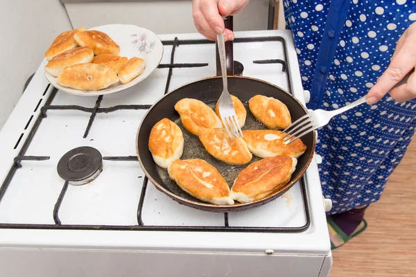 Patatas de comida en una sartén —  Fotos de Stock