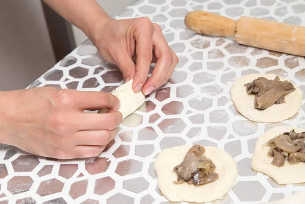 Gâteaux de cuisson de la pâte dans la cuisine — Photo