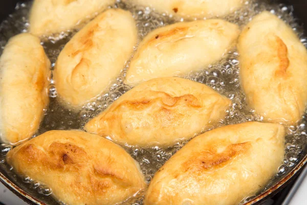 Galettes de nourriture dans une poêle — Photo