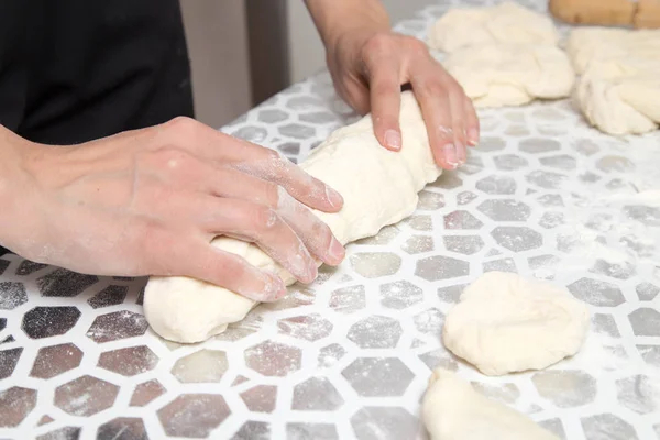 Matlagning kakor av degen i köket — Stockfoto