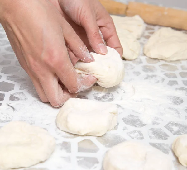 Taarten bakken van het deeg in de keuken — Stockfoto