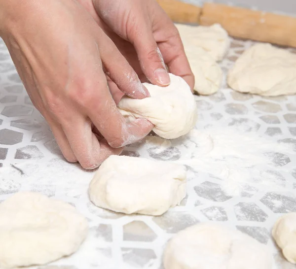 Matlagning kakor av degen i köket — Stockfoto