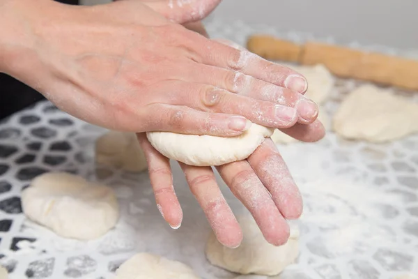 Cocinar pasteles de la masa en la cocina — Foto de Stock