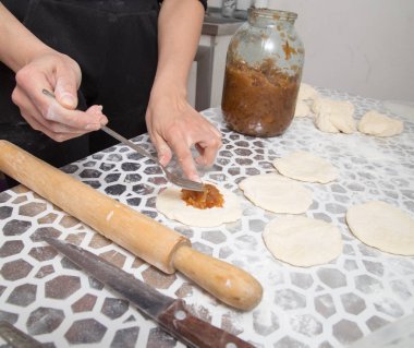 Mutfakta hamur keki pişiriyorum.