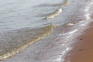 kumlu sahilde Gölü nün su dalgaları