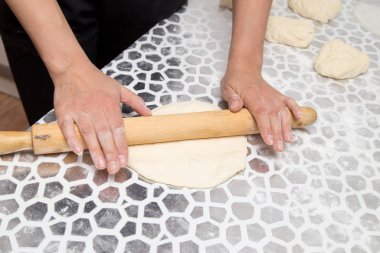 Mutfakta merdaneyle hamuru kaplıyor.