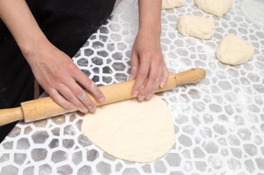 Mutfakta merdaneyle hamuru kaplıyor.