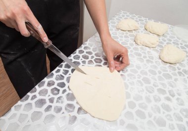 Mutfakta bir bıçakla hamur kesme