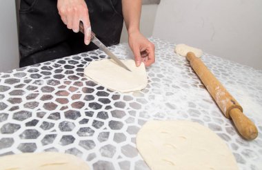 Mutfakta bir bıçakla hamur kesme