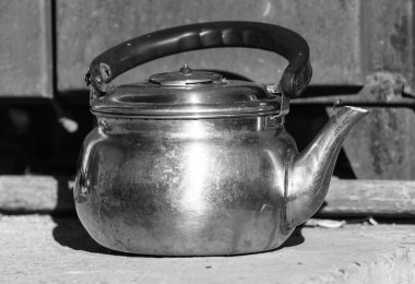 Fotoğraf natürmort eski su ısıtıcısı bir ahşap zemin üzerinde yer.