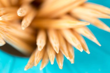 mavi bir arka plan üzerinde kürdan. Makro