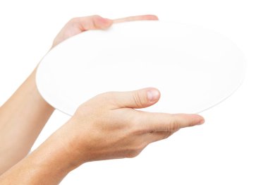 Beyaz arka planda elinde beyaz bir plaka var.