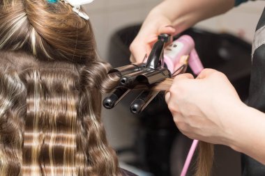 Saçını bir güzellik salonuna sar.