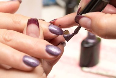 Güzellik salonunda manikür.