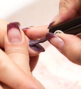 Güzellik salonunda manikür.