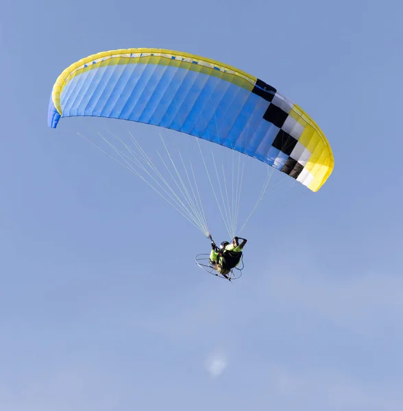 Paracaídas volando en el cielo — Foto de Stock