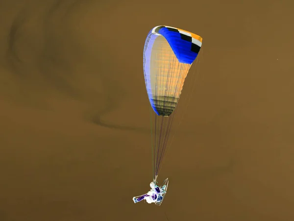 Parachute in de lucht in de omkering — Stockfoto