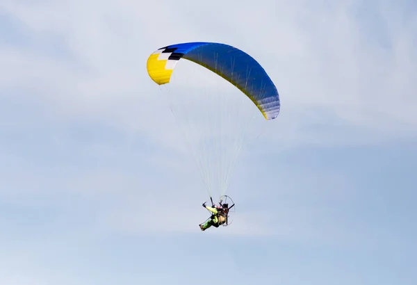 パラシュートが空を飛ぶ — ストック写真