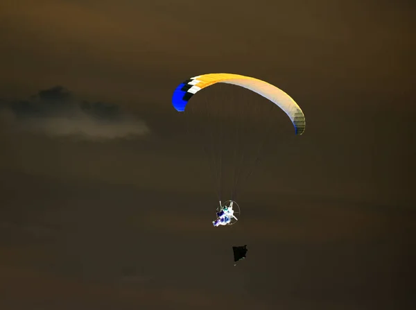 Parachute in de lucht in de omkering — Stockfoto