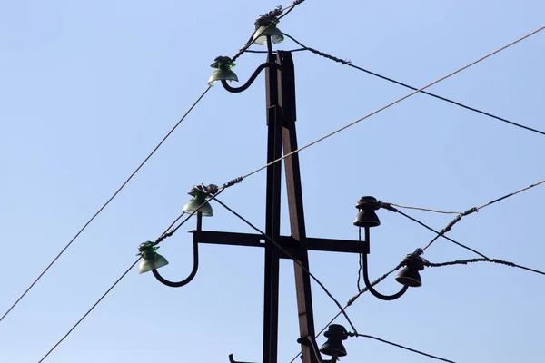 Stromleitung gegen den blauen Himmel — Stockfoto