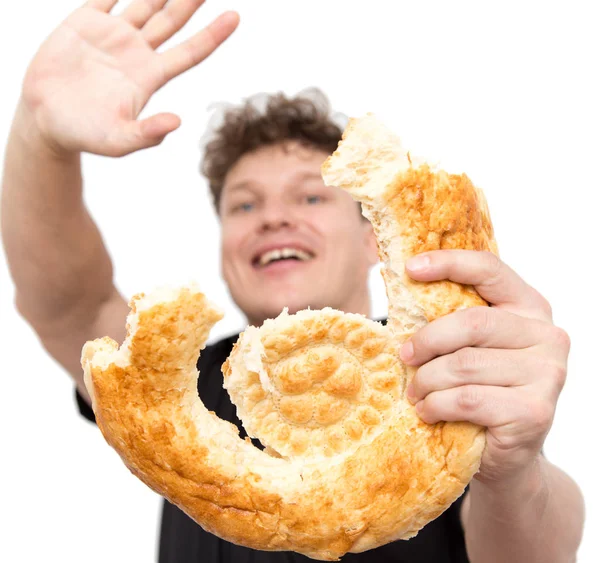 Человек с хлебом на белом фоне — стоковое фото