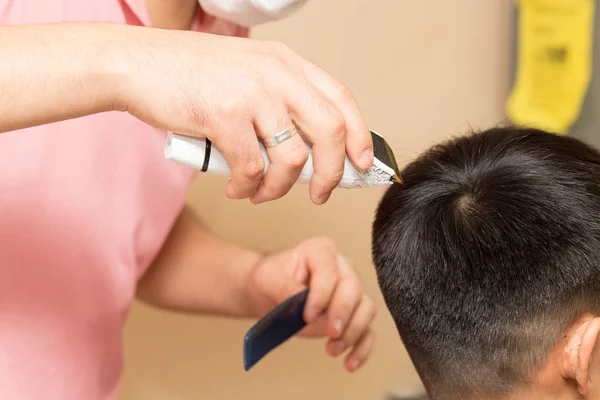 Corte de pelo para hombre en el salón de belleza —  Fotos de Stock