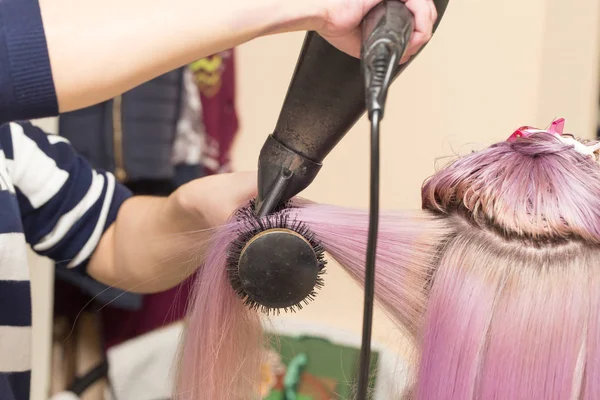 Cabelo de secagem por sopro em um salão de beleza — Fotografia de Stock