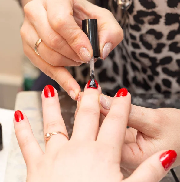 Manicure w salonie piękności — Zdjęcie stockowe