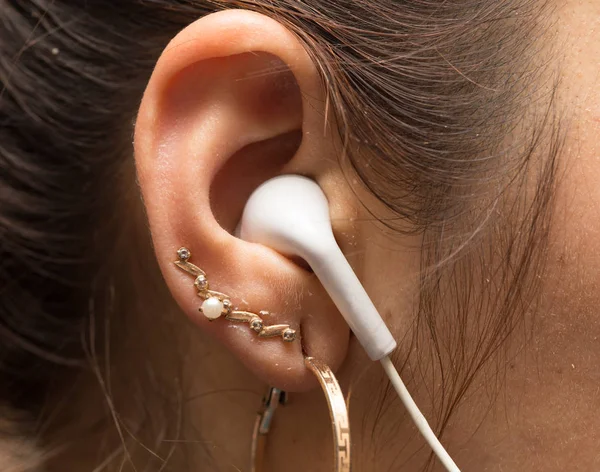 Białe słuchawki w uchu — Zdjęcie stockowe