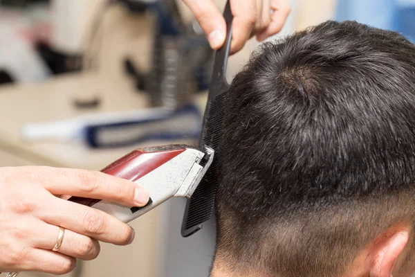 Taglio di capelli uomo presso il salone di bellezza — Foto Stock