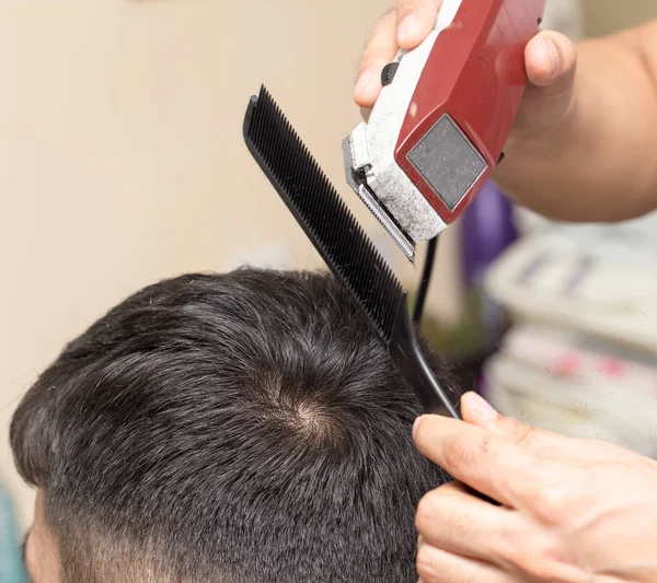 Herrenfrisur im Schönheitssalon — Stockfoto