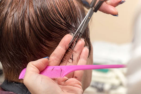 Ciseaux de coupe de cheveux féminins dans un salon de beauté — Photo
