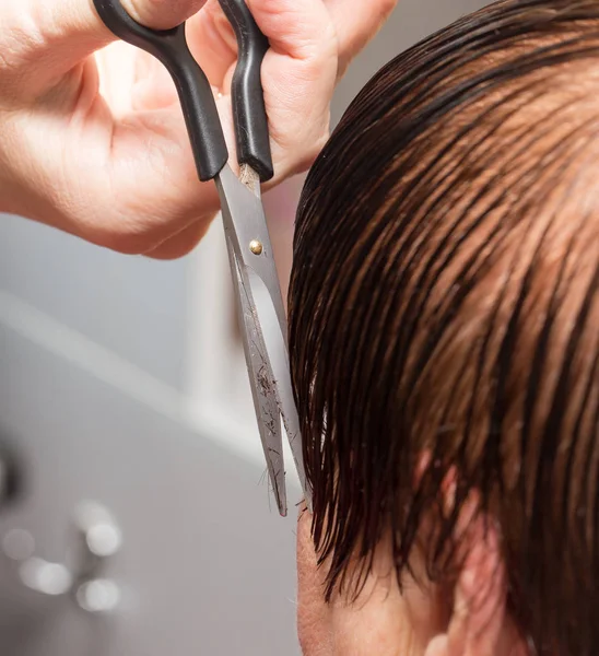 Forbici da taglio per capelli femminili in un salone di bellezza — Foto Stock