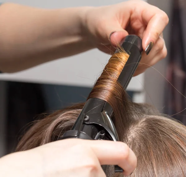 Wrap the hair in a beauty salon — Stock Photo, Image