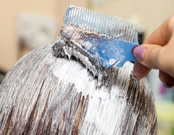 Coloration des cheveux dans un salon de beauté — Photo