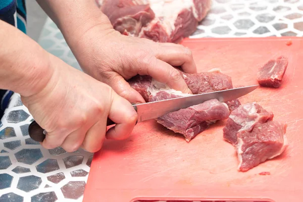 Corte de carne com uma faca — Fotografia de Stock