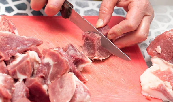 Corte de carne com uma faca — Fotografia de Stock