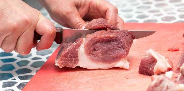Corte de carne com uma faca — Fotografia de Stock