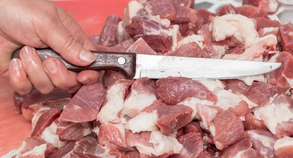 Vlees snijden met een mes — Stockfoto