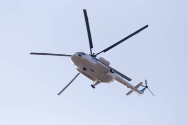 Üzerinde mavi bir gökyüzü helikopter