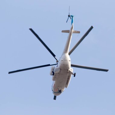 Üzerinde mavi bir gökyüzü helikopter