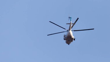 Üzerinde mavi bir gökyüzü helikopter