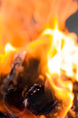 arka plan olarak kömür ateşi alevleri