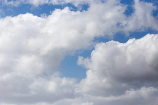 Belle nuvole contro il cielo blu — Foto Stock