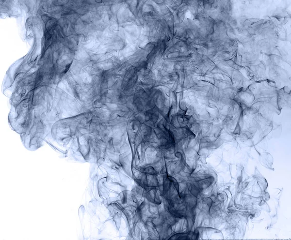 Blå rök på en vit bakgrund. vändning — Stockfoto