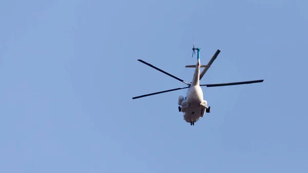Вертоліт на блакитному небі — стокове фото