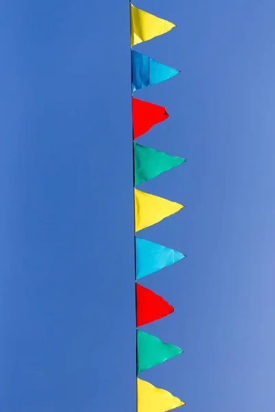 Bandeiras multicoloridas contra o céu azul — Fotografia de Stock