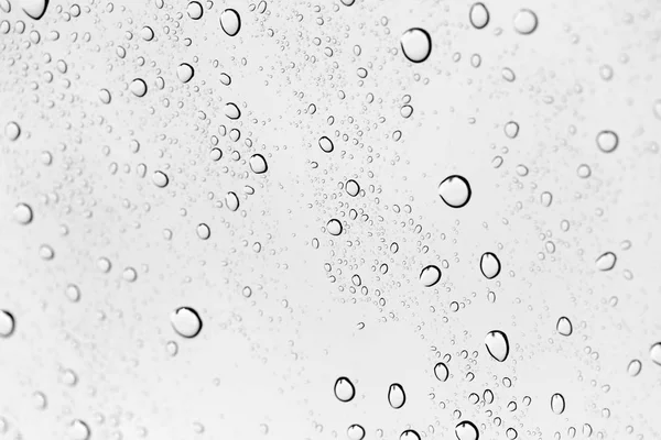 Gouttes de pluie sur la vitre inclinée — Photo